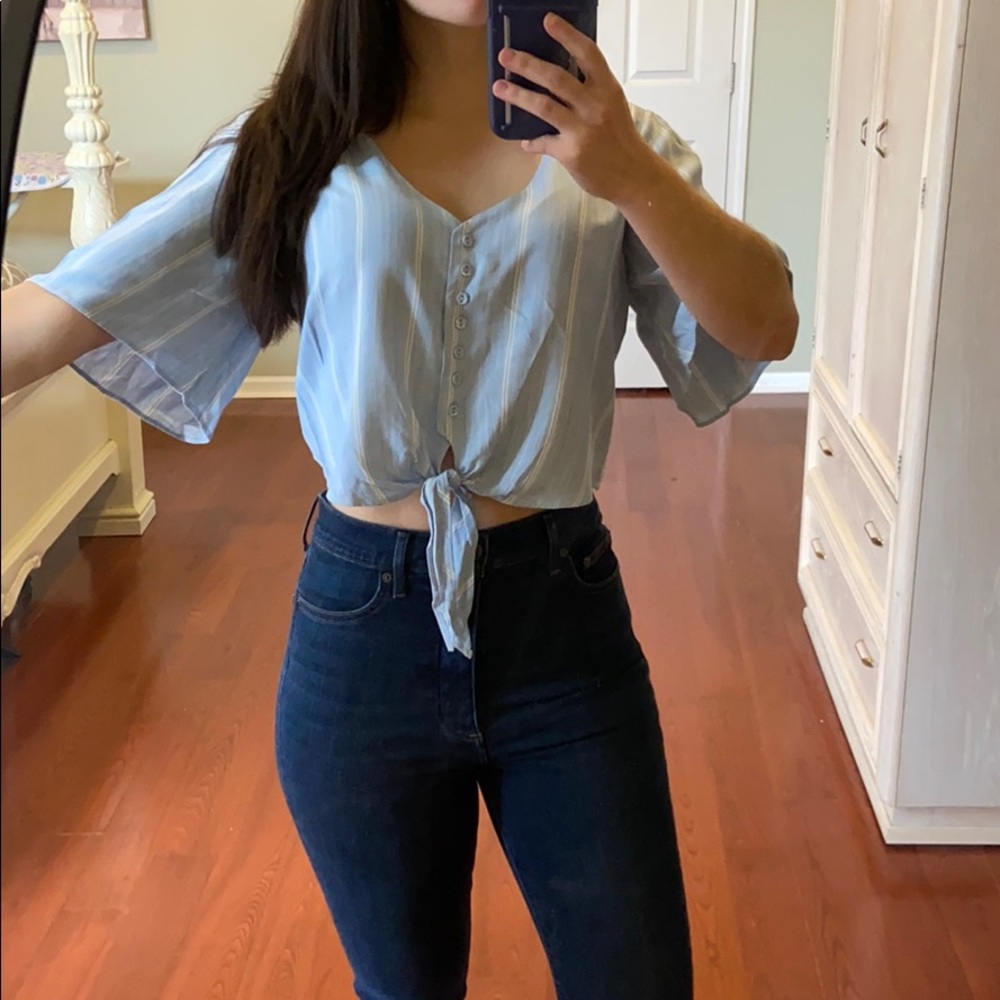 Flowy, bottom down top with a tie at the bottom